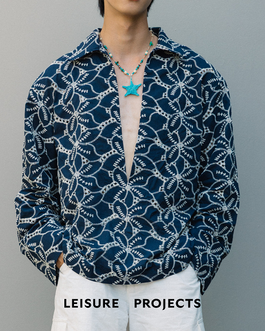 NAVY LOW  V-NECK FLORAL SHIRT